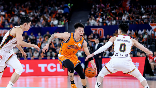 上海男篮VS深圳!卢伟冲击10连胜,张镇麟对位贺希宁,央视直播